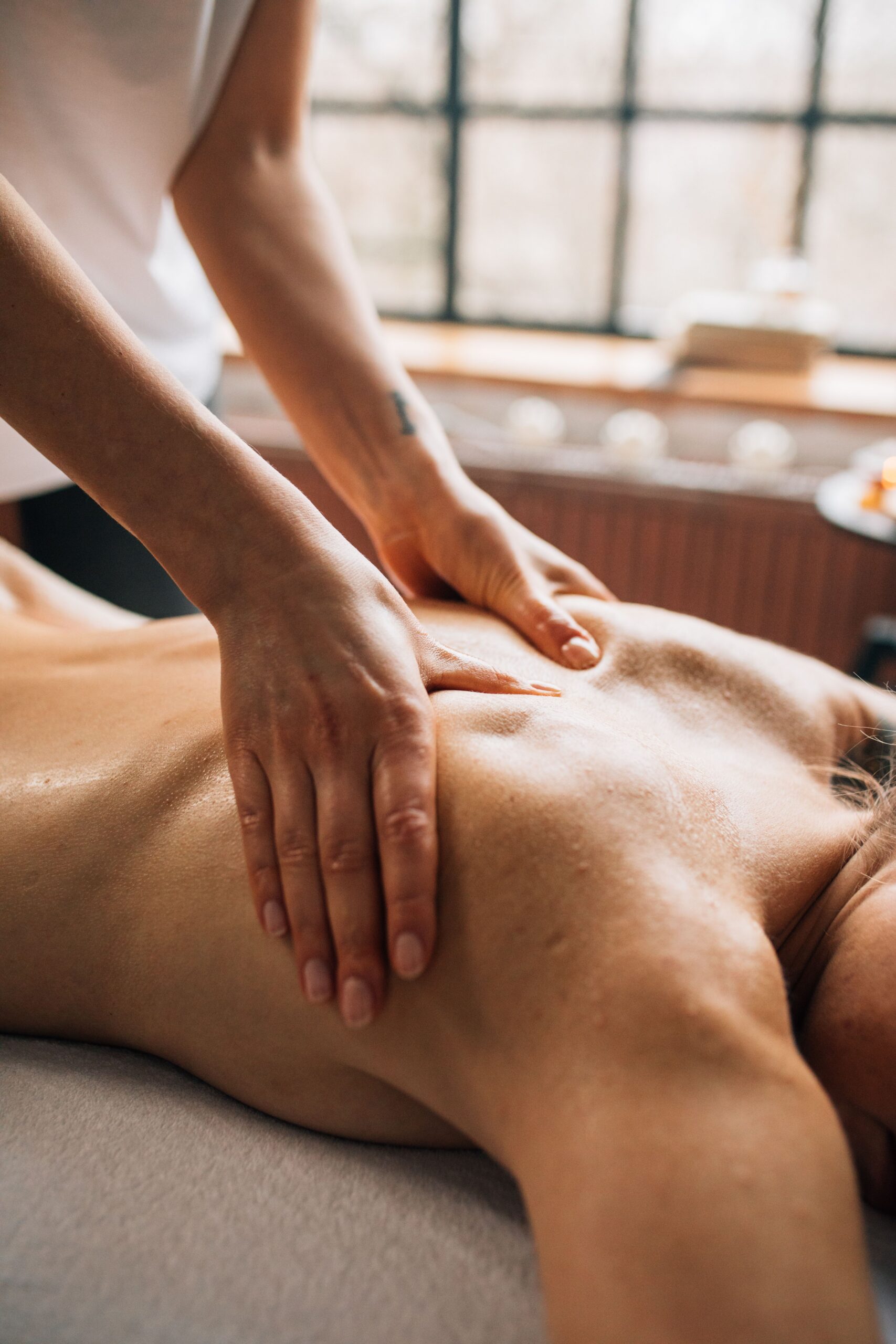 Fisioterapia Avanzada A calming body massage session in a serene spa room for ultimate relaxation and self-care.