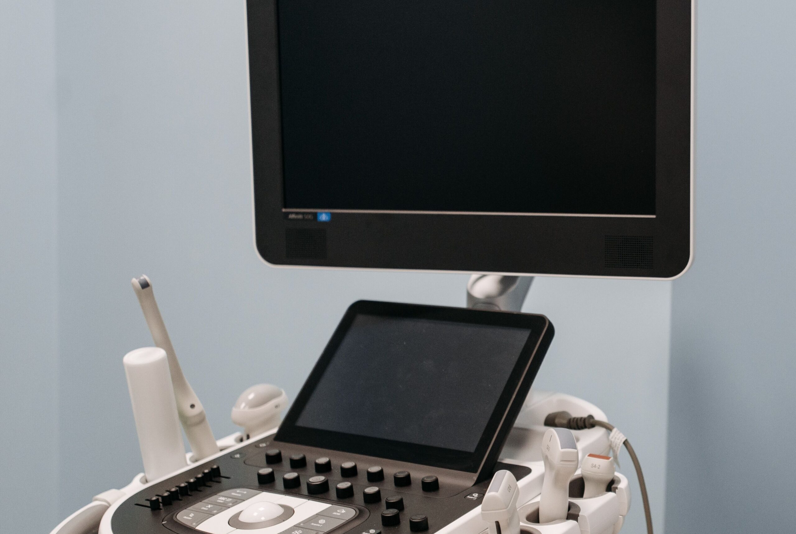 Service-1-min (1) High-tech ultrasound equipment in a medical clinic, showcasing advanced medical technology.